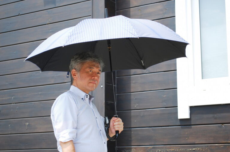 特許になった個人発明「多穴雨雪傘」 傘に穴！？